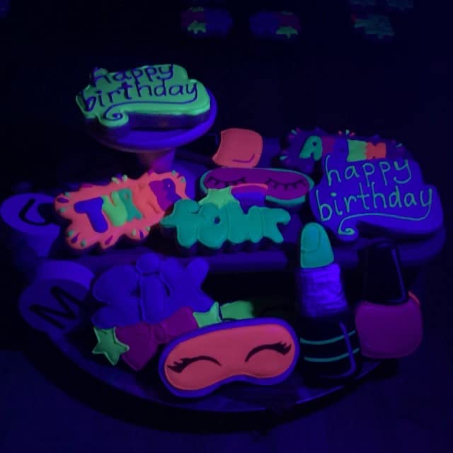 Sunflower Sugar Art Neon Violet Glow In The Dark Petal Dust Food Color - Deep, Rich Violet Matte