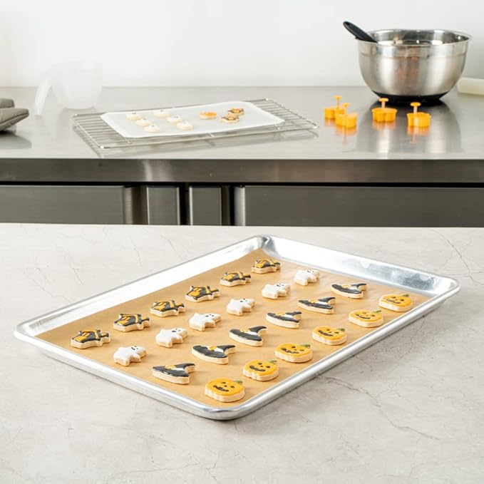 Restaurantware Pastry Tek 12 x 16 Inch Parchment Paper Sheets 200 Greaseproof Baking Sheets For
